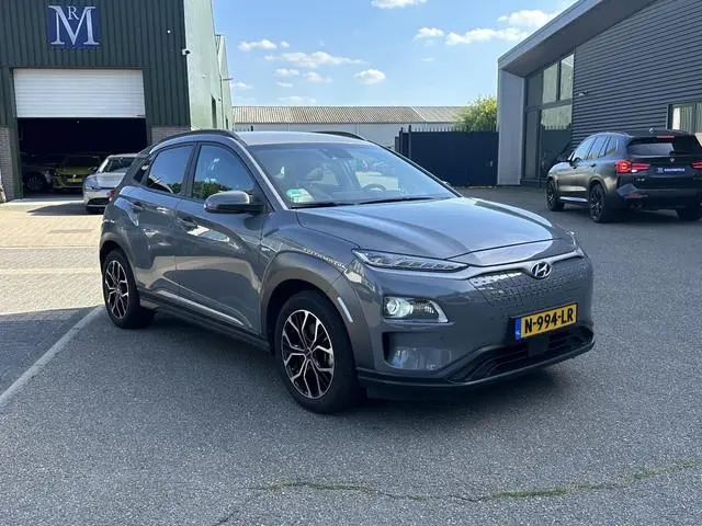 Hyundai Kona EV Premium 64 kWh SOH 97% | 12 MND BOVAG GARANTIE | STOEL/STUURVERWARMING | ELEK. STOEL...