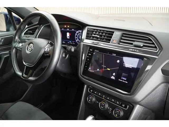 Volkswagen Tiguan 1.4 TSI 150pk DSG Highline Trekhaak Keyless Stoelverwarming Camera Panoramadak Ada...