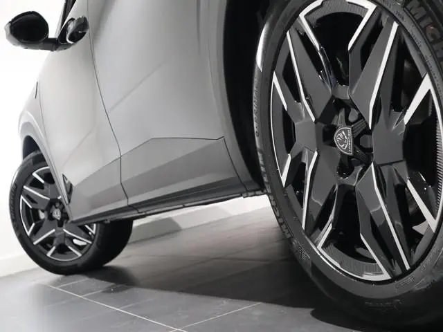 Peugeot e-5008