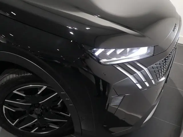 Peugeot e-5008