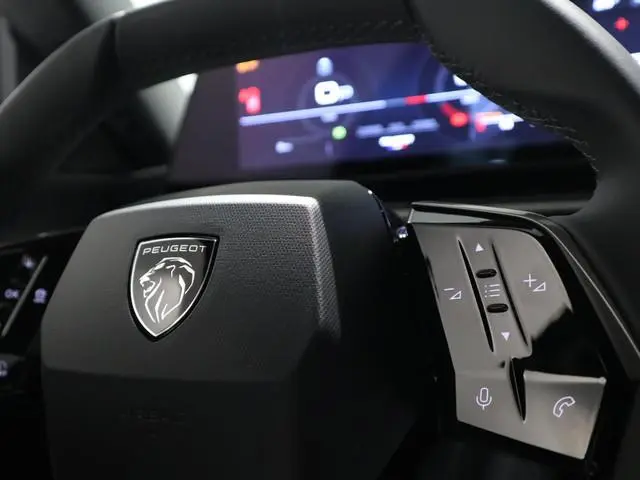 Peugeot e-5008