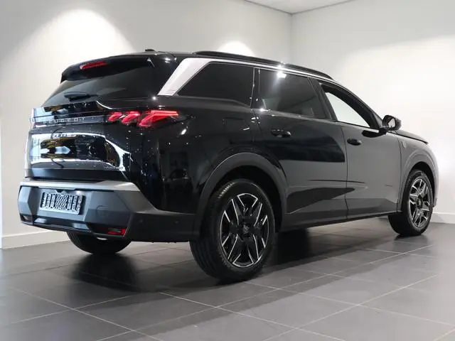 Peugeot e-5008
