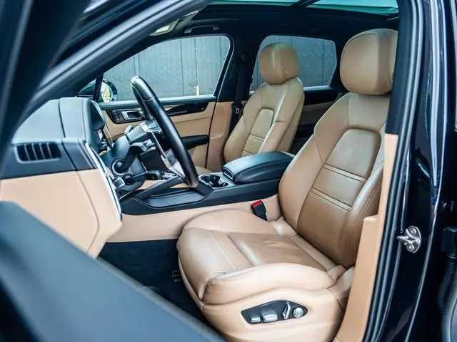 Porsche Cayenne 3.0 E-Hybrid Aut. | Panodak | SportChrono | Softclose | 20” LM | CarPlay | Luchtveri...