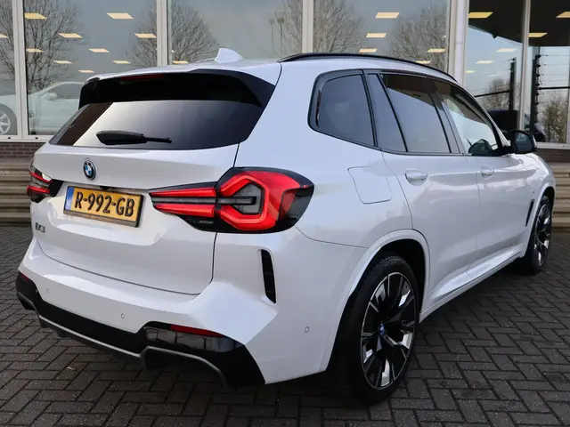 BMW iX3 M-SPORT HIGH EXECUTIVE SHADOW LINE PACK 80 KWH + PANORAMA | 360 CAMERA | HEAD-UP | ORIG. NL