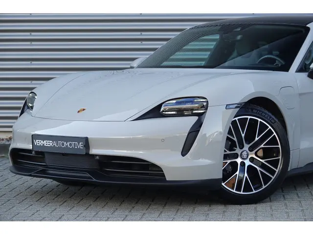 Porsche Taycan 93 kWh Performance Accu Plus | Approved | Pano | Warmtepomp | Luchtvering |