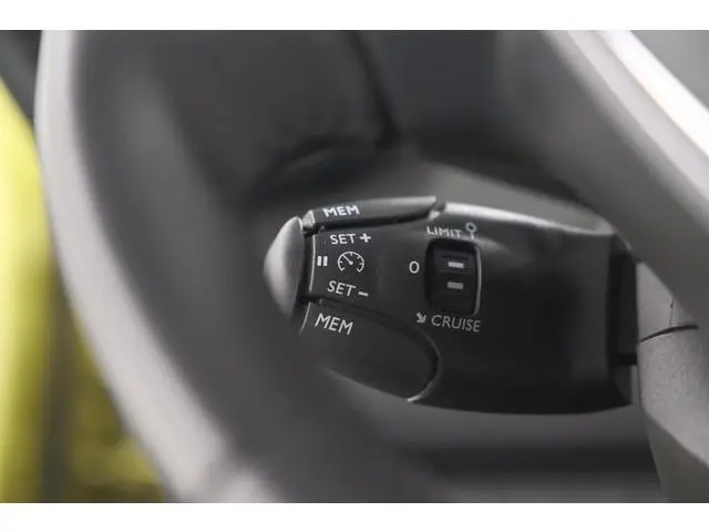 Peugeot 208 Hybrid 100 e-DCS6 Allure | Apple Carplay | Parkeersensoren Voor + Achter | Climate Contr...