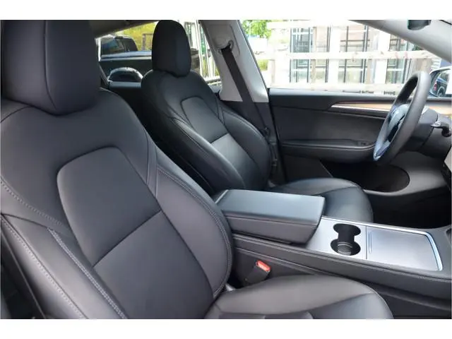 Tesla Model Y RWD 58 kWh LFP accu, Trekhaak (1.600kg), 20" Alu, AutoPilot3.0 Ryzen
