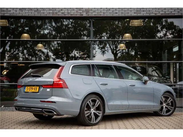 Volvo V60 2.0 T8 Recharge AWD R-Design , Trekhaak, Cruise control, Achterstoelen verwarmd,