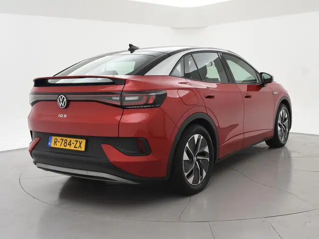 Volkswagen ID.5 PRO 77 kWh *KINGS RED* + STUUR/STOELVERWARMING | SFEERVERLICHTING | ORIG. NL