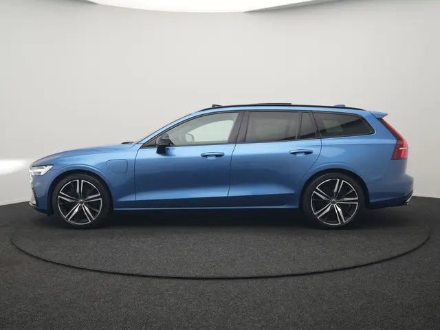 Volvo V60 T6 Recharge AWD R-Design PHEV 340pk Dealer O.H. | Trekhaak Af Fabriek | Panodak | Adaptive...