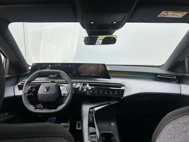 Peugeot e-5008