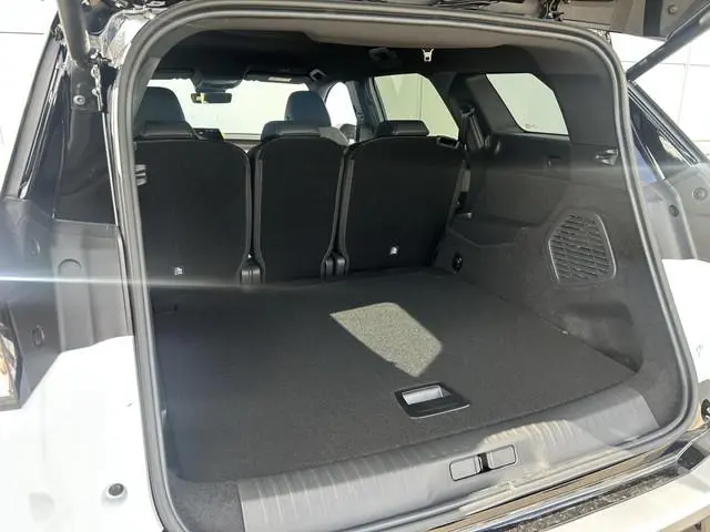 Peugeot e-5008