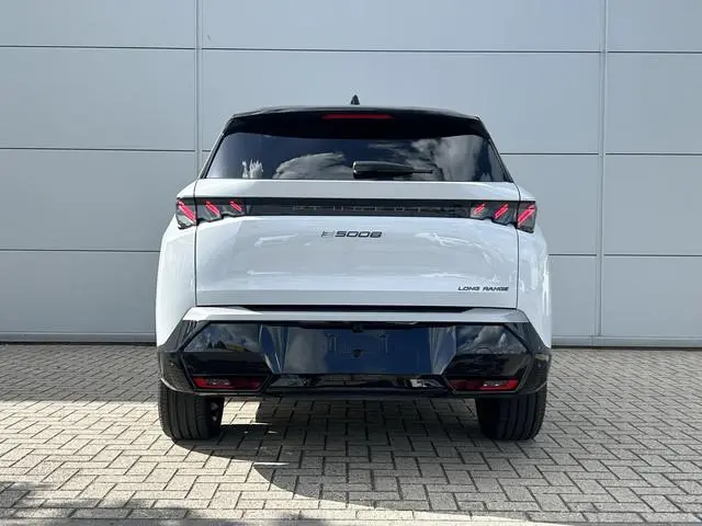 Peugeot e-5008