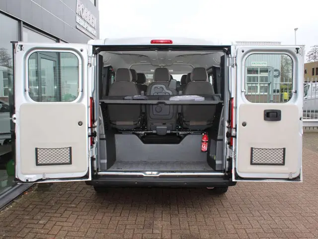 Peugeot Boxer 330 2.2 BlueHDI Personenbus 9 Pers. Airco/Cruise/PDC L1H1