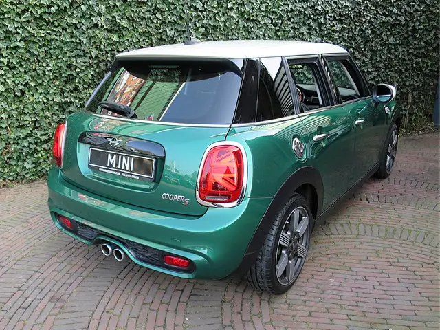 MINI Cooper S 2.0 60 Years Edition F55 LCI 5-drs met Head-up, Adap. Cruis, Apple Carplay en 17"