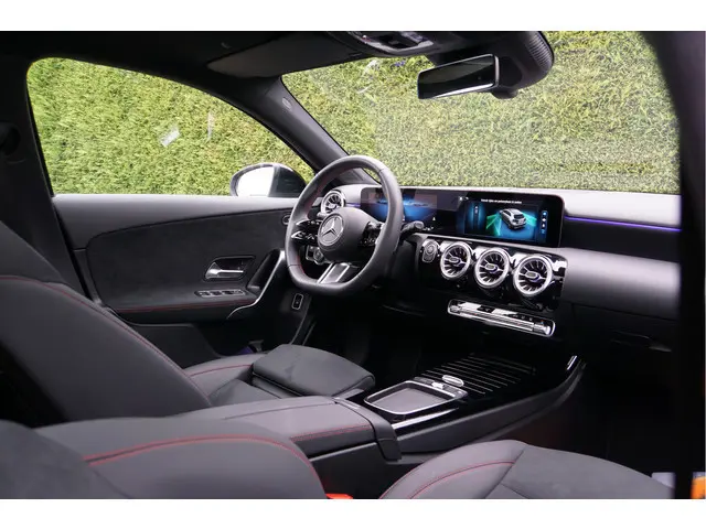 Mercedes-Benz A-klasse A 250 e AMG Line Night Facelift | Pano Carplay Distronic Sfeer