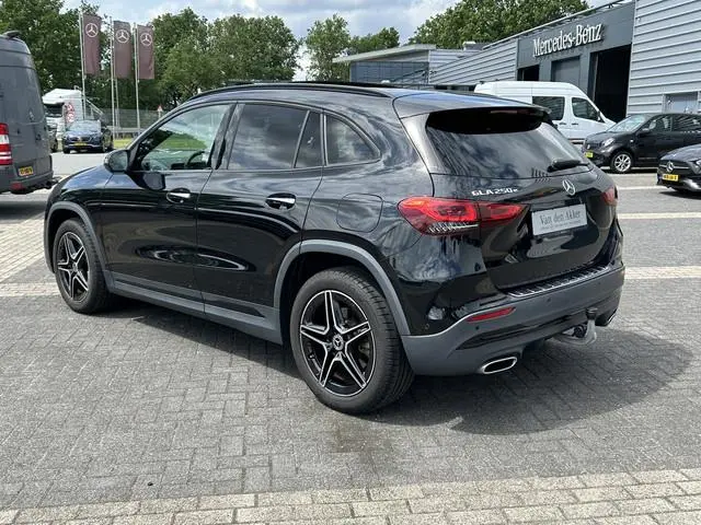Mercedes-Benz GLA-klasse 250 e AMG // Trekhaak / Panoramadak // Keyless Entry // MultiBeam LED // Ca...