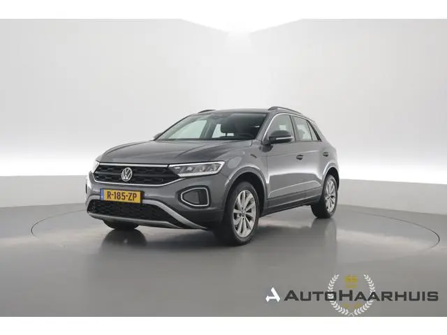 Volkswagen T-Roc 1.5 TSI 150pk DSG | Rijklaar! | Adapt. Cruise | Trekhaak | All Seasons | NAV + CarP...