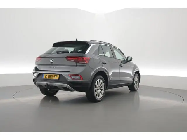 Volkswagen T-Roc 1.5 TSI 150pk DSG | Rijklaar! | Adapt. Cruise | Trekhaak | All Seasons | NAV + CarP...