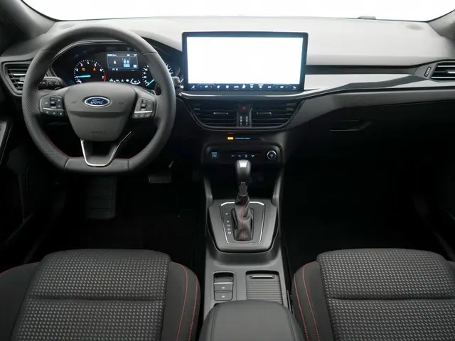 Ford Focus Wagon 1.0 EcoBoost Hybrid ST Line X | Navi | Trekhaak | Panodak | All-