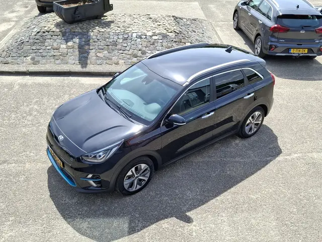 Kia e-Niro ExecutiveLine 64 kWh ADAPT CRUISE CAMERA JBL SOUND MEMORY STOEL LEER LED NAVI ECC