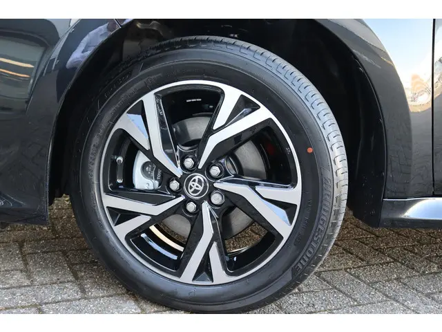 Toyota Yaris 1.5 Hybrid 115 Dynamic, Comfort Pack , Nu met €2227 demovoordeel