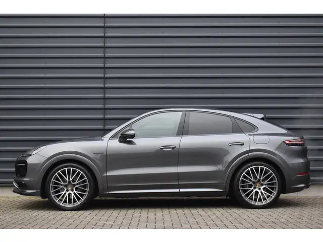 Porsche Cayenne Coupé 3.0 E-Hybrid 462pk SportDesign Techart | Pano | ACC | 22'' Wielen | PDLS+ Matr...