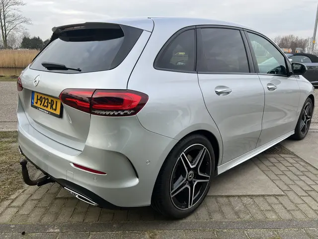 Mercedes-Benz B-klasse 220 Launch Edition Premium AMG Night / 190PK / Trekhaak / Stoelverw. /