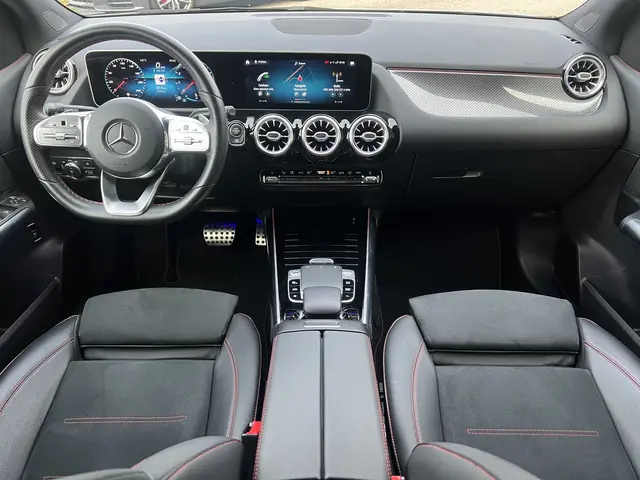 Mercedes-Benz B-klasse 220 Launch Edition Premium AMG Night / 190PK / Trekhaak / Stoelverw. /