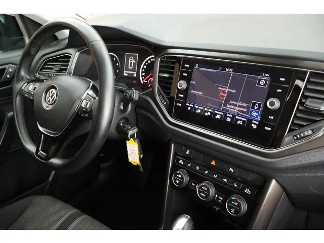 Volkswagen T-Roc 1.5 TSI 150pk DSG Style Trekhaak Camera Stoelverwarming Panoramadak LED