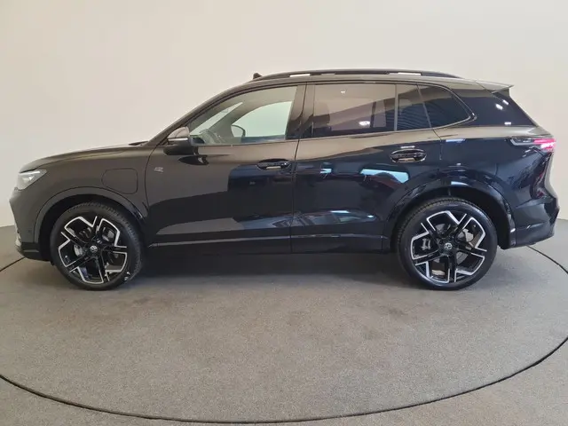 Volkswagen Tiguan 1.5 eHybrid 272pk DSG/AUT R-Line Wegklapbare trekhaak, Panoramadak, Leder