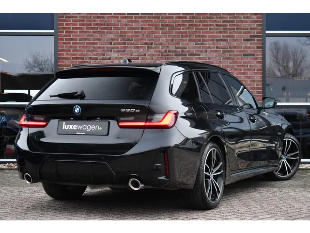 BMW 3-serie Touring 330e M-Sport Pano ACC Trekh H/K HUD 19inch Stuurverw