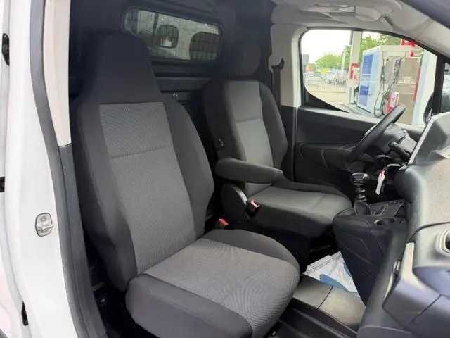 Peugeot Partner 1.2 PureTech Premium AIRCO I NAVI I PDC I APPLE CARPLAY I ANDROID AUTO I 1e EIGENAAQ...