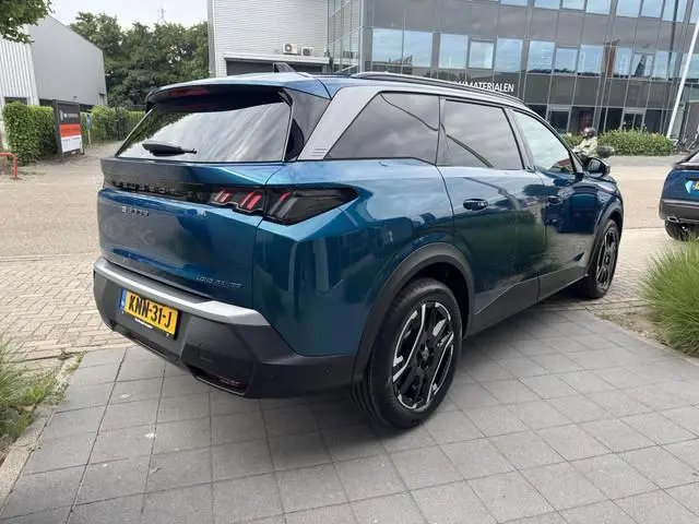 Peugeot e-5008