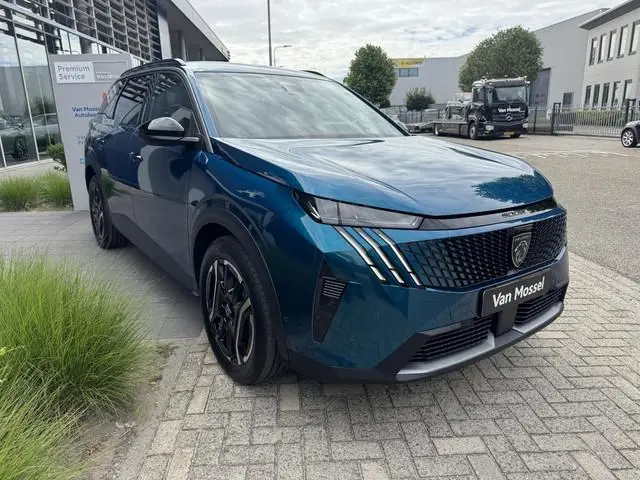 Peugeot e-5008