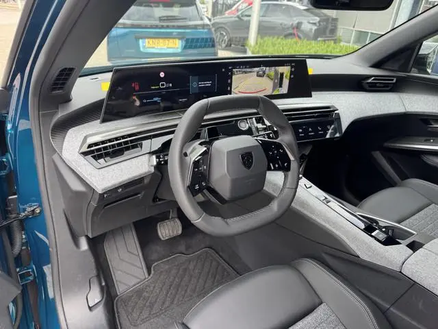 Peugeot e-5008