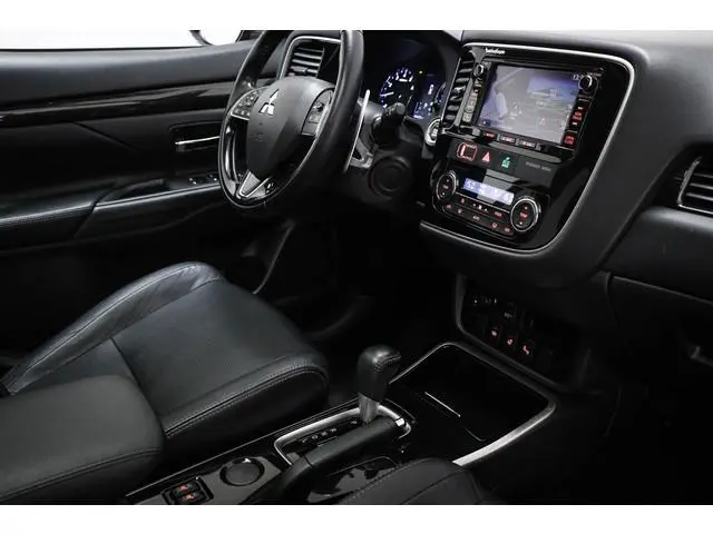 Mitsubishi Outlander 2.0 Instyle | 7 Persoons | SCHUIFDAK | STUURVERWARMING | DAB | CAMERA | TREKHAA...