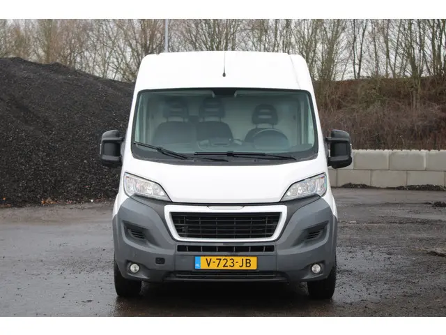 Peugeot Boxer 330 2.0 BlueHDI L2H2 Premium Pack