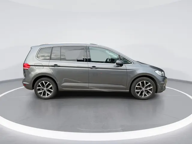 Volkswagen Touran 1.4 TSI 150pk DSG Highline 7p · Camera · Wegklapbare Trekhaak · Apple/Android Car...