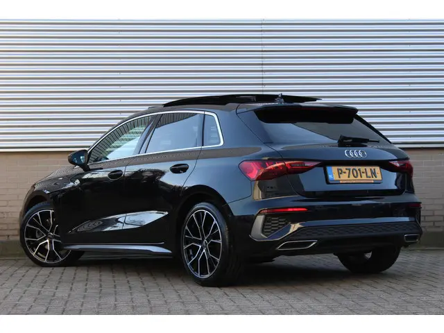 Audi A3 Sportback 35 TFSI edition one | Trekhaak | Panoramadak | Adaptieve Cruise | Matrix | Navigat...