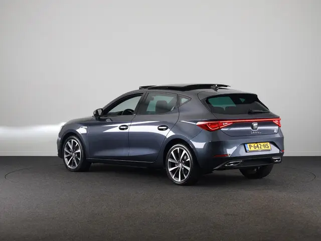 SEAT Leon 1.4 TSI eHybrid PHEV FR Business Intense 204pk | Panoramadak | Parkeercamera | Navigatie | 18 inch Lichtmetalen velgen