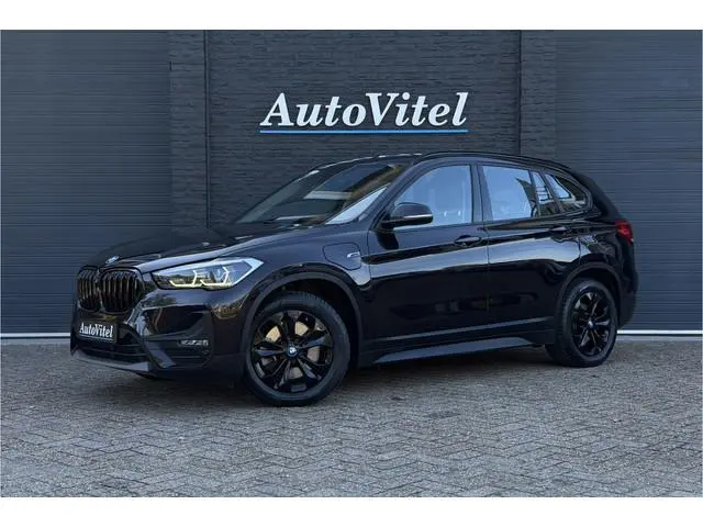 BMW X1 xDrive25e | Leder | Unieke kleur! | Elektrische Klep | PDC V & A | Carplay