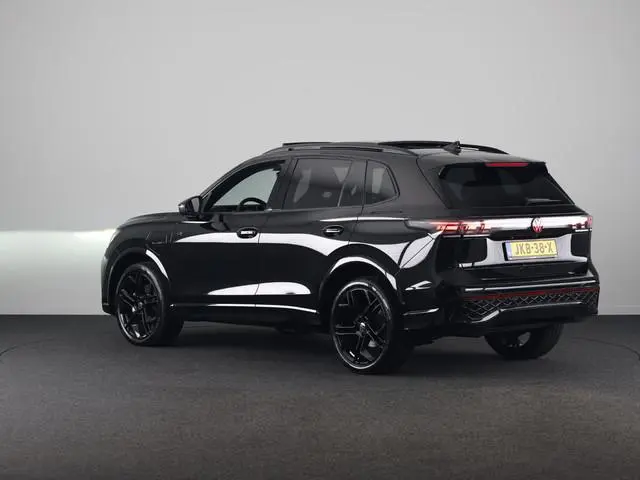 Volkswagen Tiguan 1.5 eHybrid R-Line Edition 204 pk Automaat (DSG) | Verlengde garantie | Navigatie...