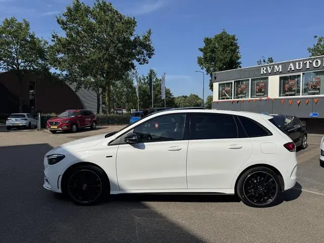 Mercedes-Benz B-klasse 250 e Business Solution AMG Limited VAN: 30.900,- VOOR: 28.877,- UW WKVOORDEE...