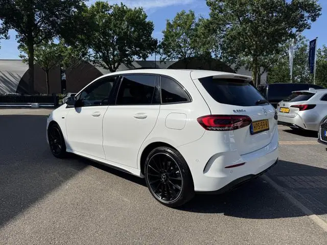 Mercedes-Benz B-klasse 250 e Business Solution AMG Limited VAN: 30.900,- VOOR: 28.877,- UW WKVOORDEE...