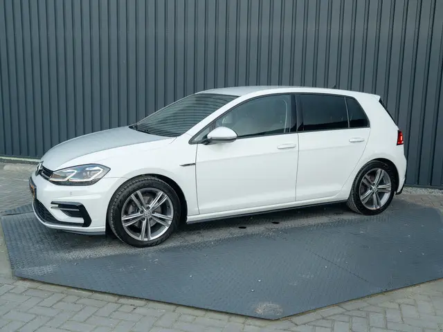 Volkswagen Golf 1.4 TSI Highline Business R | R-Line | LED koplampen | Stoelverw. | Prijs Rijklaar!!