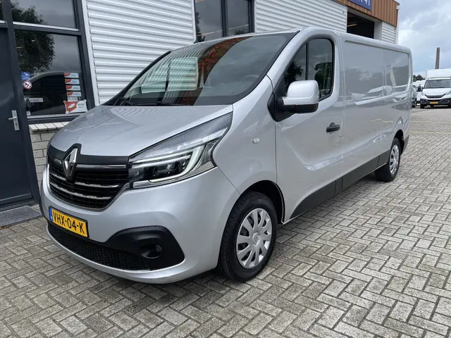 Renault Trafic 2.0 dCi 120pk T29 L2H1 Work Edition / rijklaar € 18.950 ex btw / lease vanaf € 366 / zilver metallic / airco / cruise / navi / achteruit rijcamera / bijrijdersbank