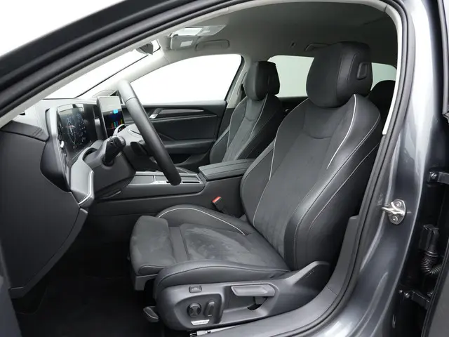 Volkswagen Passat Variant 1.5 e-Hybrid 204 pk DSG Business | Trekhaak | Head-up display | Achteruitr...