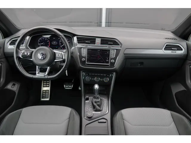 Volkswagen Tiguan 2.0Tsi 180Pk DSG7 | R-Line | 4-Motion | Achteruitrijcamera | 20''