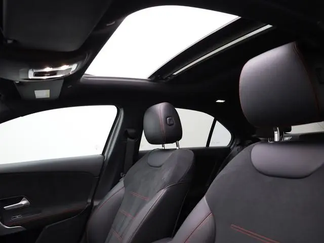 Mercedes-Benz A-klasse 180 AMG Line | Panodak | Camera | Sfeer | Keyless | Prijs Rijklaar!!